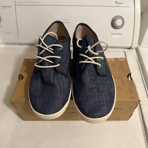 Size 9 men casual shoes never worn in great condition
